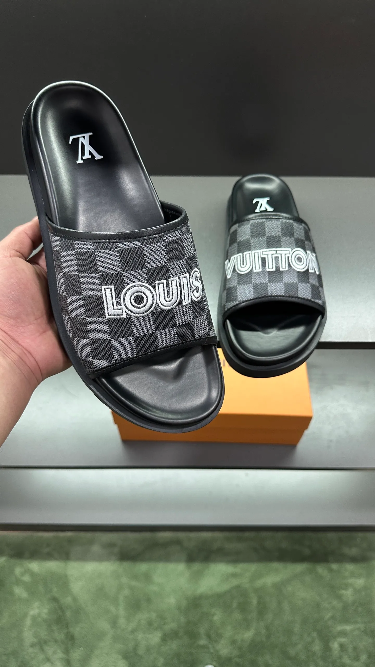 [L Home] P: 300💰Size: 38-45 Top purchasing lv men's summer slippers, classic presbyopia with soft real leather lining, unique color splicing effect, distinctive personality, fashionable and trendy essential style, light and comfortable. Lightweight and tough rubber insole, micro ridged foam outsole, super comfortable!
